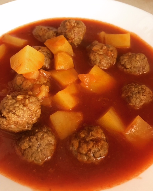 persische Suppe mit Kartoffel und Rindfleisch